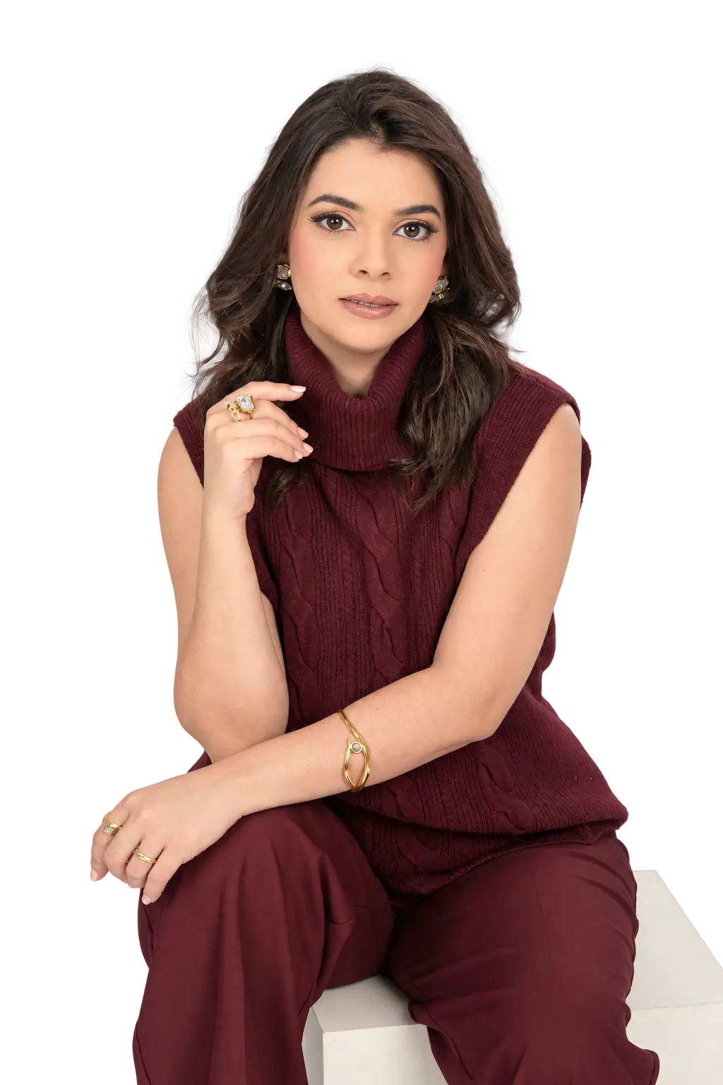 Vitória Maria sentada de frente, usando uma blusa vinho